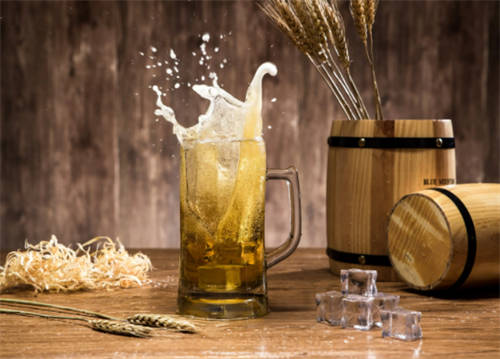 喝啤酒配什么好(喝啤酒时该搭配喝点什么)